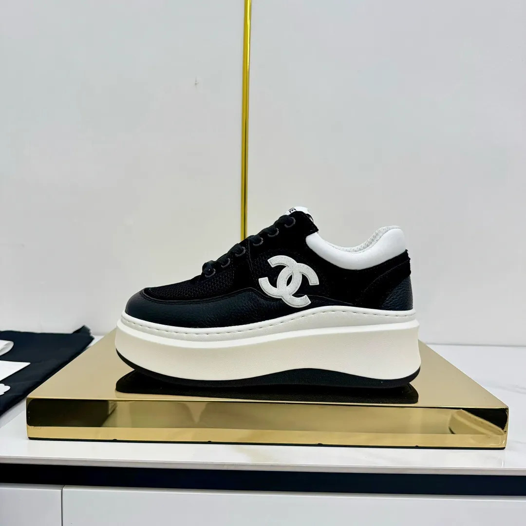 👟👟Ex-factory price 600👟👟 Upgraded version, upgraded version, upgraded version! No rebuttal accepted! ! ! ! Chanel Chanel panda shoes! 2025 counter's top casual sports shoes. This classic design; the upper is electro-embroidered with a variety of techniques; the outsole is fashionable and sporty; the unusual inclusion of a variety of color matching elements... The diversified mix and match is very good-looking and versatile, and can be used for leisure, fashion, sports, and outdoor... ꫛꫀꪝ Go➫ Materials: ❶Upper made of: original imported first-layer silk cowhide + original waterproof cloth + original first-layer cowhide ❷Inner lining: Original Yangli+Net ❸Outsole based on: Original TPU combination outsole Counter boutique packaging complete set for women 35–41 👉 👉 👉 👉 👉